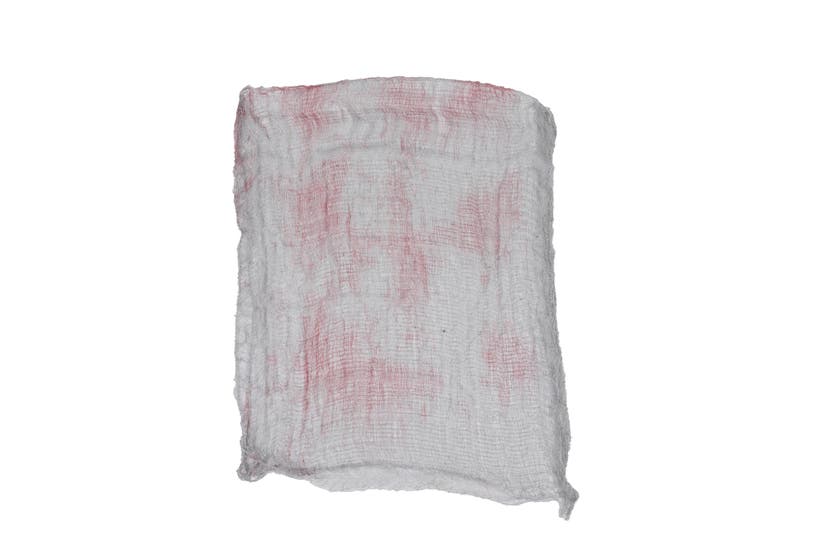 Tyg med revor och blodfläckar